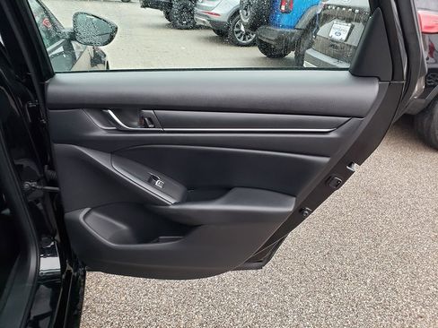 Used 2018 Honda Accord Sport image 17