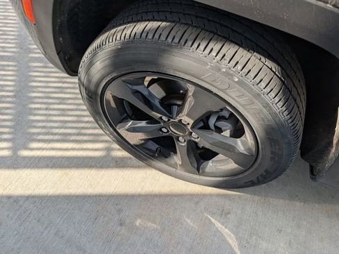 Used 2023 Jeep Grand Cherokee Altitude image 8