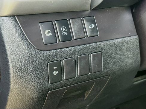 Used 2019 Toyota Highlander Plus AWD/4WD image 12