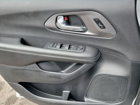 Used 2026 Chrysler Pacifica Select image 21