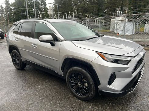 Used 2022 Toyota RAV4 SE image 3