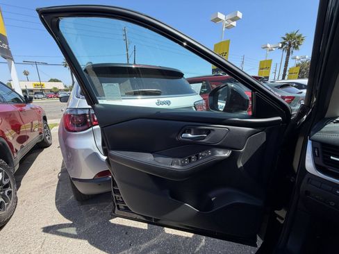 Used 2025 Nissan Rogue SV FWD image 18