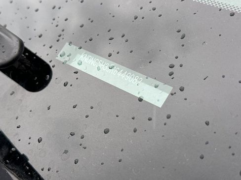 Used 2024 Kia Carnival EX image 3