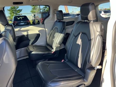 Used 2024 Chrysler Pacifica Touring-L FWD image 23