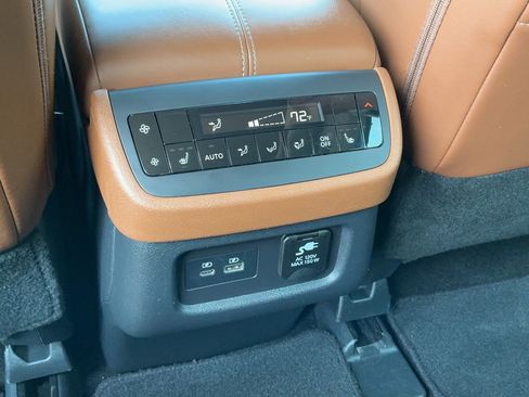 Used 2024 Nissan Pathfinder Platinum FWD image 10
