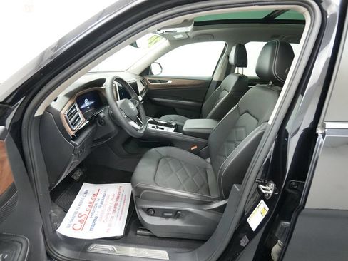 Used 2024 Volkswagen Atlas SE AWD/4WD image 13