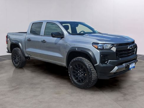 Used 2023 Chevrolet Colorado Trail Boss w/ Technology Package AWD/4WD image 3