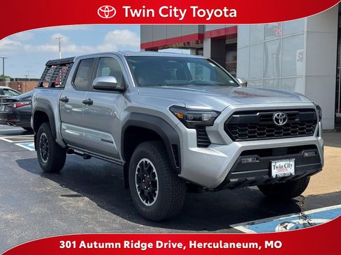 Certified 2025 Toyota Tacoma TRD Off-Road AWD/4WD image 1