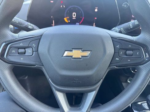 Used 2025 Chevrolet Trax LT FWD image 23