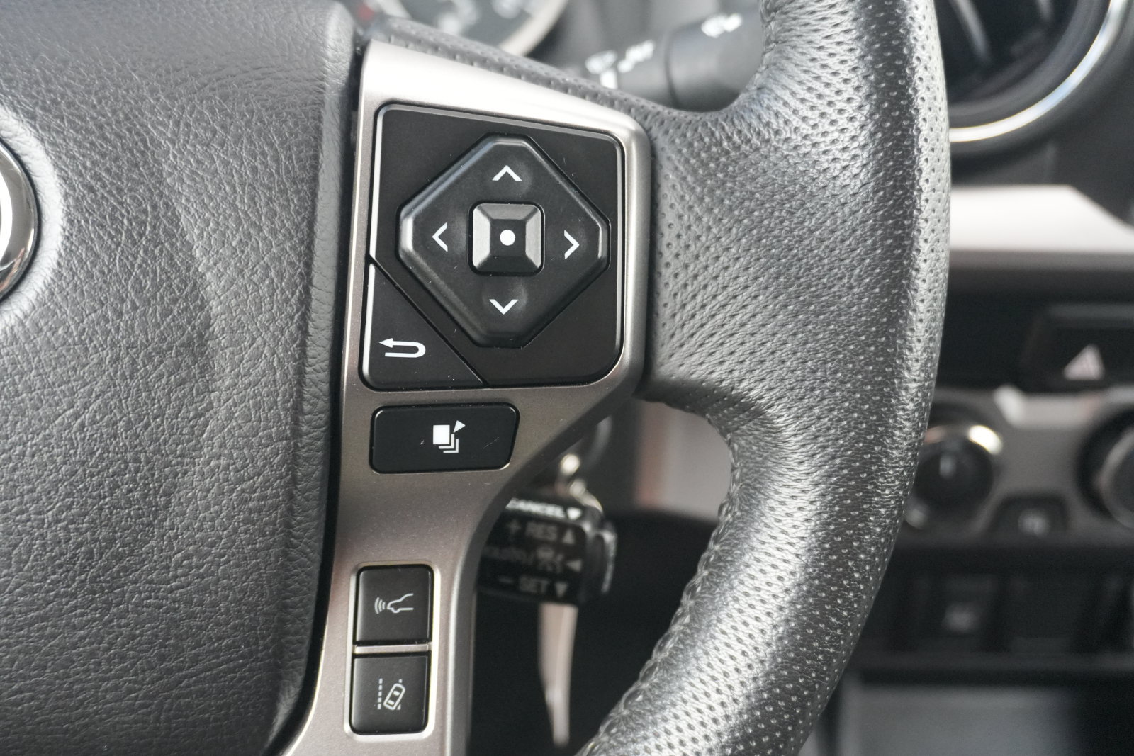 Used 2021 Toyota Tacoma SR5 AWD/4WD image 28