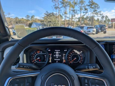 New 2026 Jeep Wrangler Unlimited Sahara AWD/4WD image 32