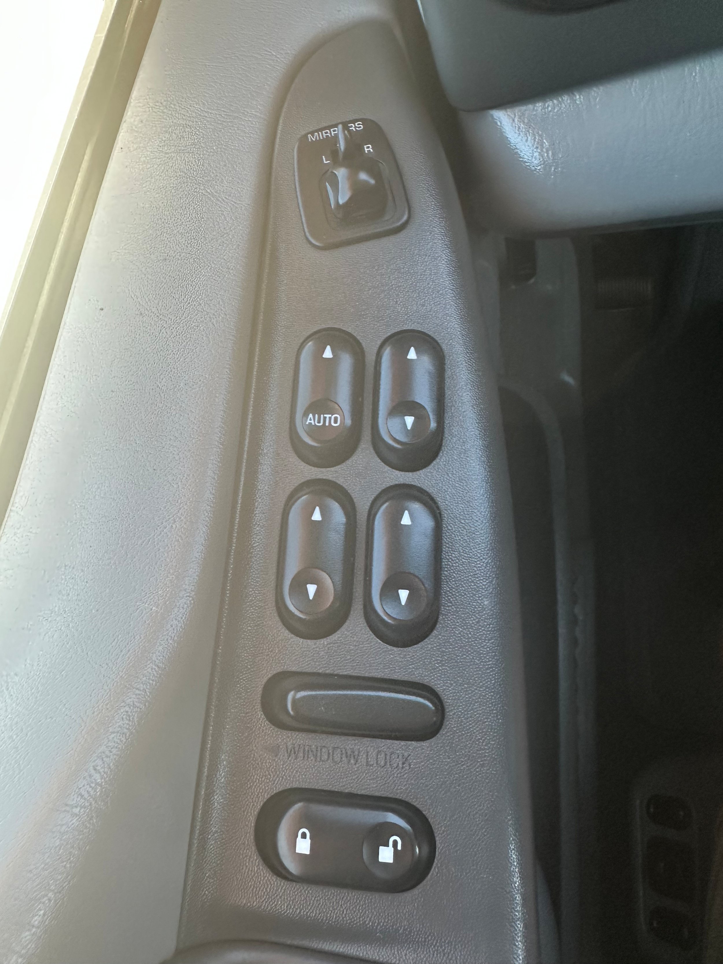 Used 2004 Ford Excursion XLT AWD/4WD image 22