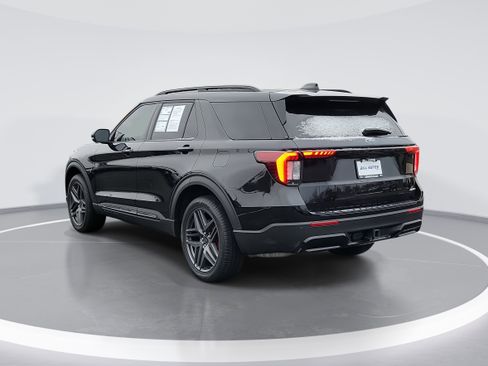 Used 2025 Ford Explorer ST-Line w/ Premium Package image 4