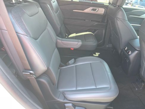 Used 2025 Ford Explorer Active w/ Active Comfort Package RWD image 16