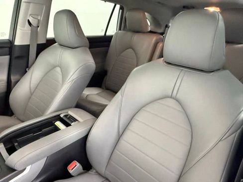 Used 2022 Toyota Highlander XLE image 28