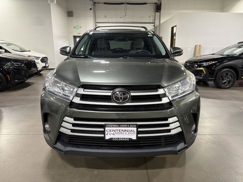 Used 2019 Toyota Highlander XLE AWD/4WD image 2