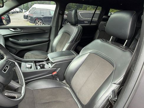 Used 2023 Jeep Grand Cherokee L Laredo AWD/4WD image 17
