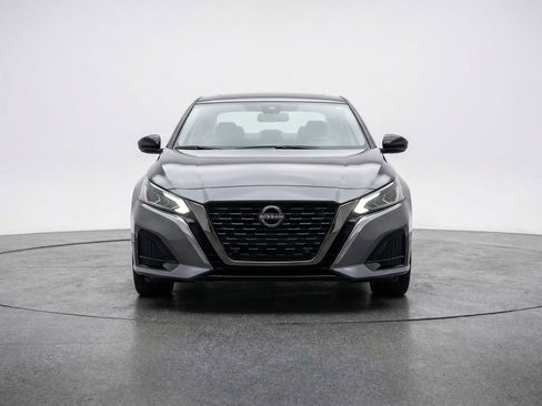 Used 2025 Nissan Altima 2.5 SV image 2