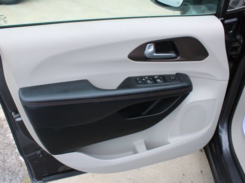 Used 2017 Chrysler Pacifica Touring-L FWD image 13