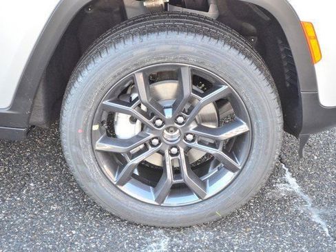 New 2025 Jeep Grand Cherokee Limited image 10