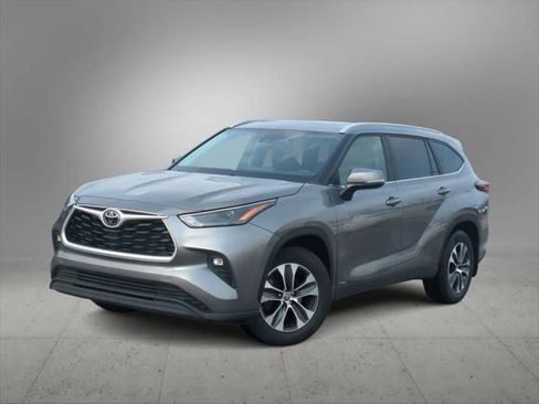Certified 2025 Toyota Highlander XLE image 1