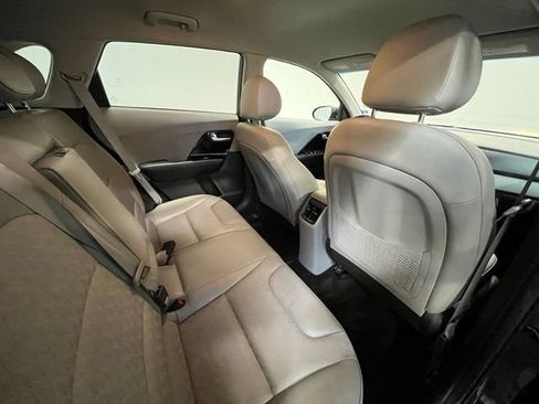 Used 2018 Kia Niro EX FWD image 12