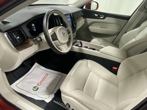 Used 2022 Volvo XC60 B5 Momentum w/ Climate Package image 10