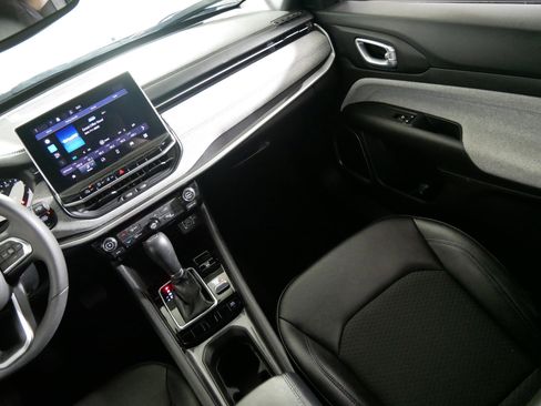 Used 2024 Jeep Compass Latitude image 11