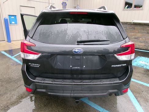Used 2019 Subaru Forester Premium w/ All-Weather Package AWD/4WD image 4