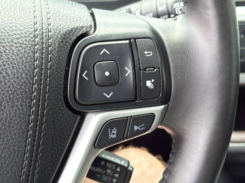 Used 2018 Toyota Highlander XLE AWD/4WD image 17