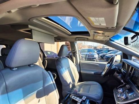 Used 2017 Toyota Sienna XLE Premium w/ Cargo Management Package image 39