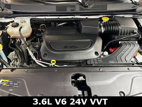 Used 2025 Chrysler Pacifica Limited image 31