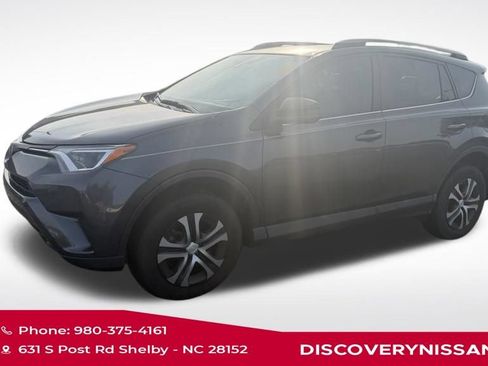 Used 2018 Toyota RAV4 LE FWD image 4