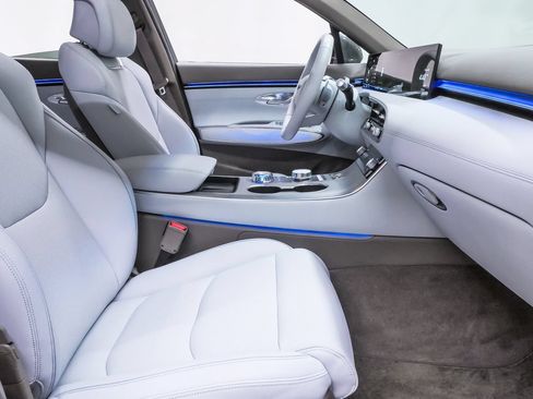 Certified 2026 Genesis GV70 2.5T Advanced AWD/4WD image 14