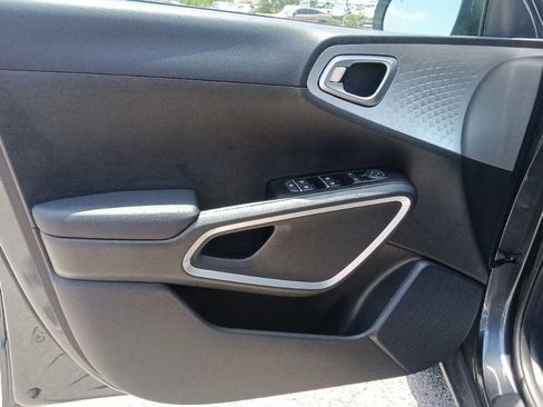 Used 2025 Kia Soul LX w/ LX Technology Package FWD image 11