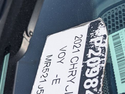 Used 2021 Chrysler Voyager Lxi image 32