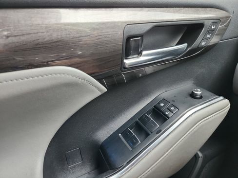 Used 2022 Toyota Highlander Limited AWD/4WD image 13