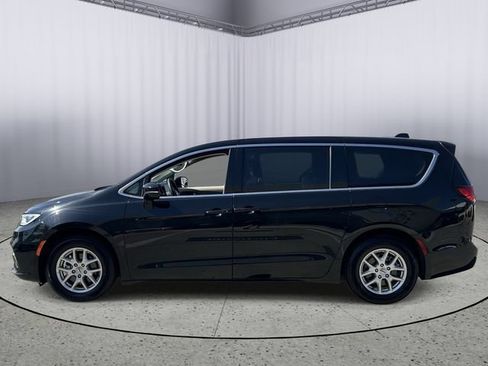 Used 2024 Chrysler Pacifica Touring-L FWD image 3