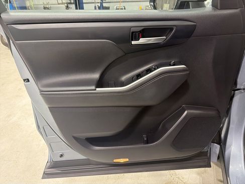 Used 2024 Toyota Highlander XLE image 19