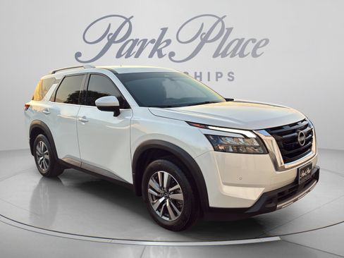 Used 2025 Nissan Pathfinder SL FWD image 8