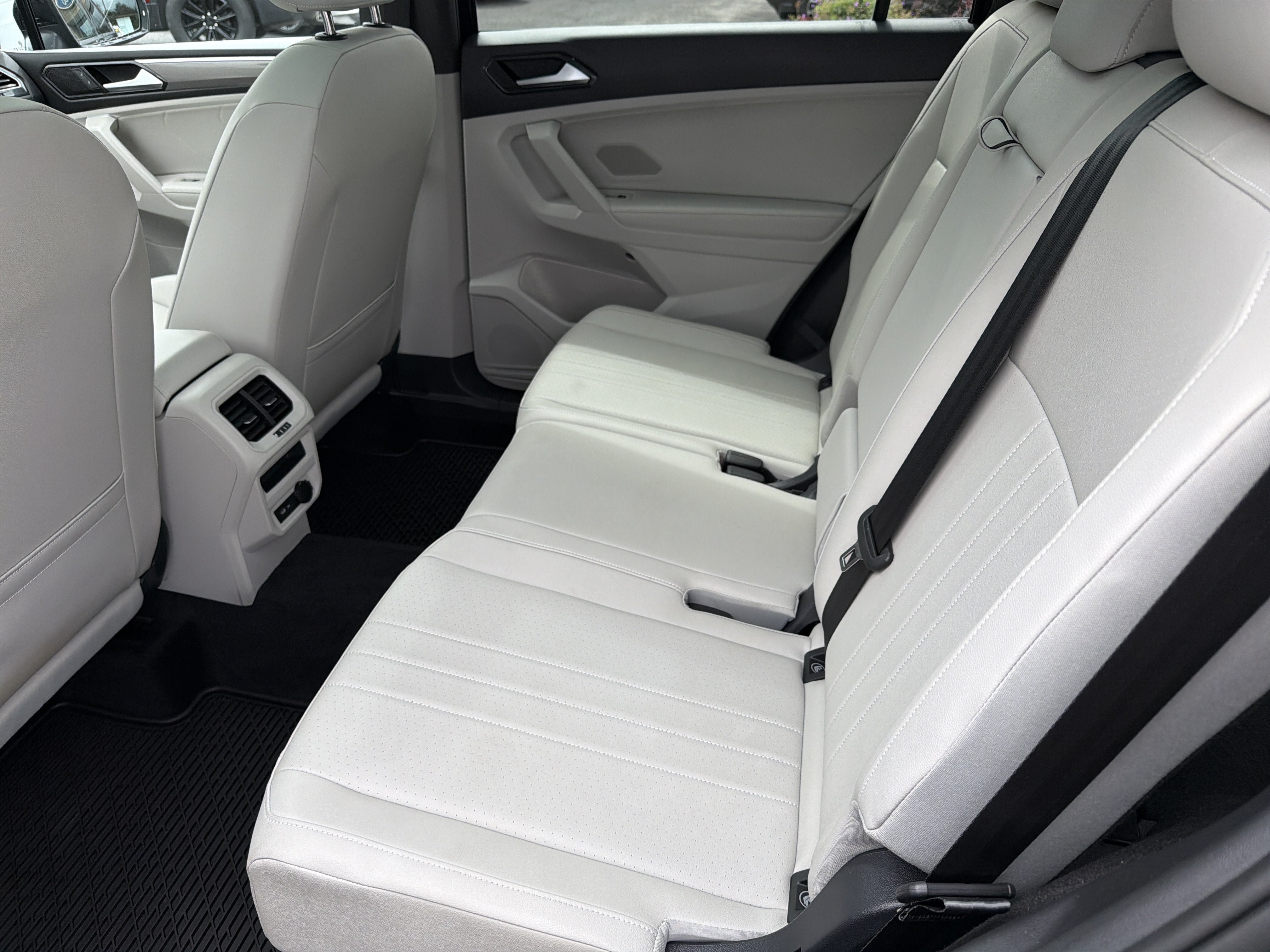 Used 2024 Volkswagen Tiguan SE R-Line AWD/4WD image 26