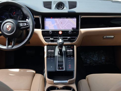 Certified 2025 Porsche Macan AWD/4WD image 20