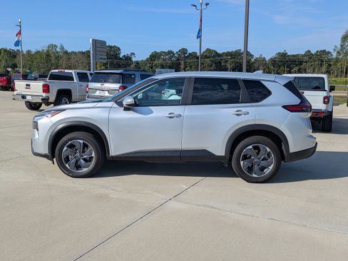 Used 2025 Nissan Rogue SV FWD image 2