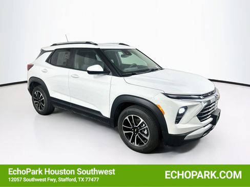 Used 2025 Chevrolet TrailBlazer LT FWD image 1