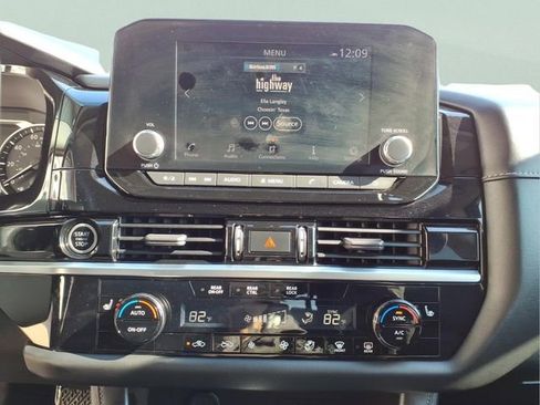 Used 2023 Nissan Pathfinder SV image 19