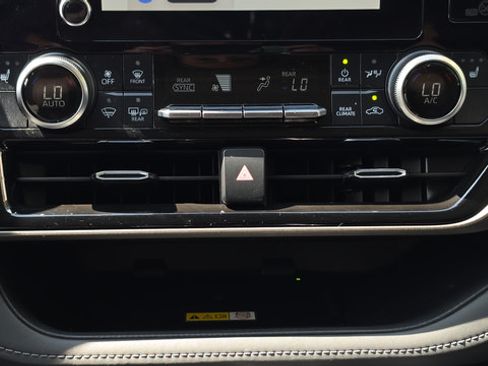 Used 2023 Toyota Highlander XLE AWD/4WD image 21