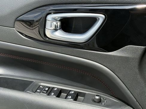 Used 2025 Jeep Compass Trailhawk image 19