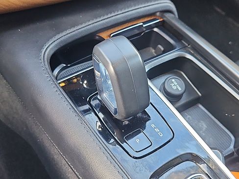 Used 2024 Volvo XC90 B6 Plus image 22