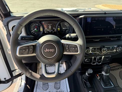 Used 2025 Jeep Wrangler Unlimited Sahara image 16