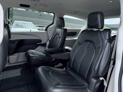 Certified 2023 Chrysler Pacifica Touring-L FWD image 20